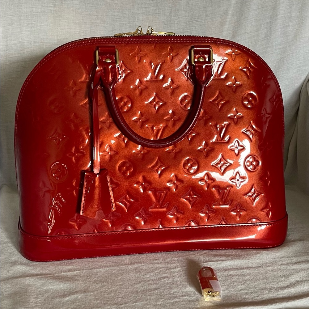 Louis Vuitton Alma MM Vernis Red Shoulder Bag with Glossy Finish looks new!